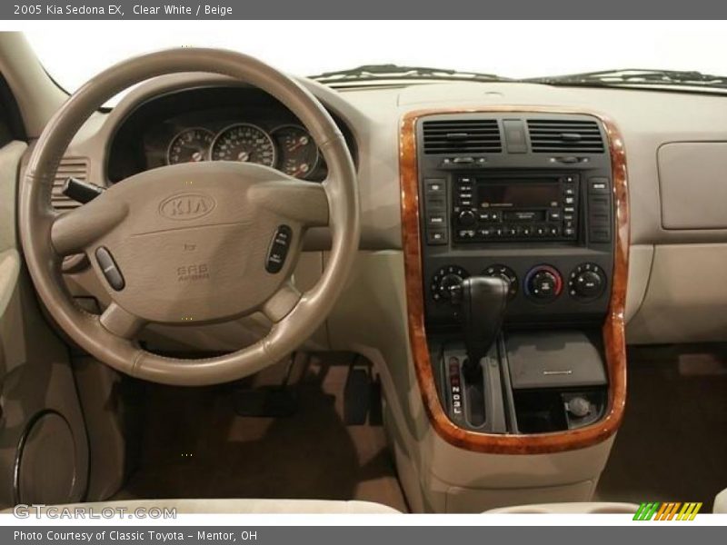 Clear White / Beige 2005 Kia Sedona EX