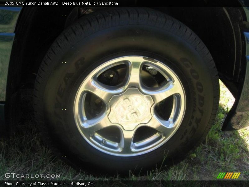 Deep Blue Metallic / Sandstone 2005 GMC Yukon Denali AWD
