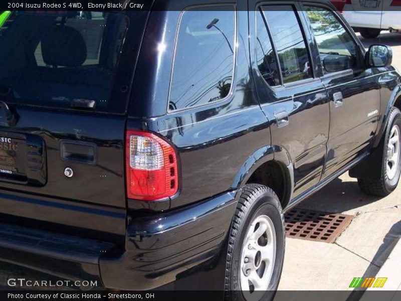 Ebony Black / Gray 2004 Isuzu Rodeo S 4WD