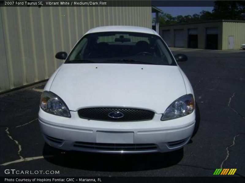 Vibrant White / Medium/Dark Flint 2007 Ford Taurus SE