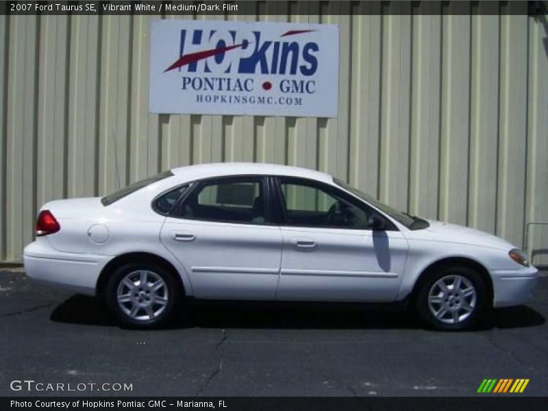 Vibrant White / Medium/Dark Flint 2007 Ford Taurus SE