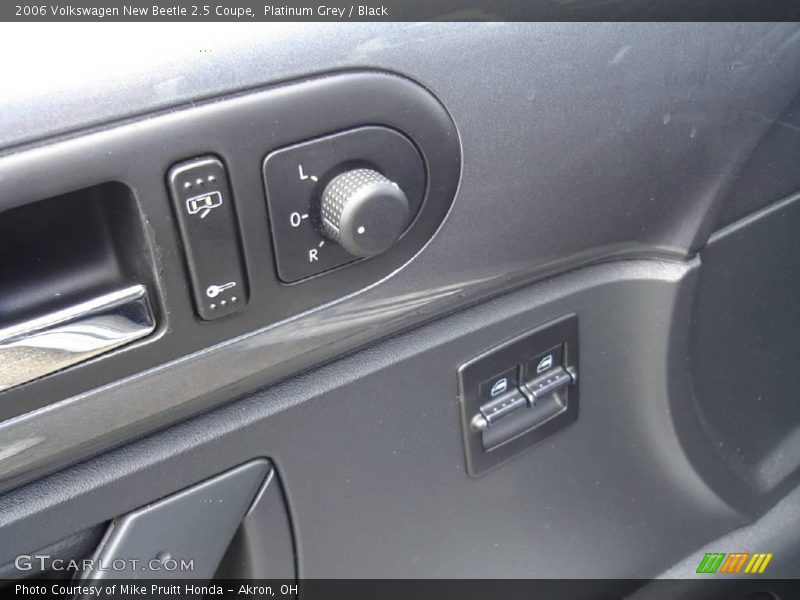 Platinum Grey / Black 2006 Volkswagen New Beetle 2.5 Coupe