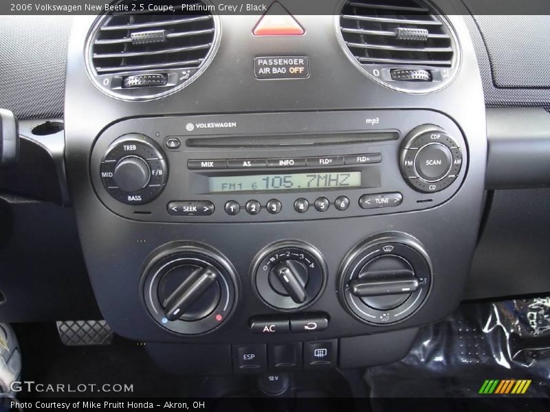 Platinum Grey / Black 2006 Volkswagen New Beetle 2.5 Coupe
