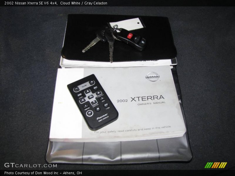 Cloud White / Gray Celadon 2002 Nissan Xterra SE V6 4x4