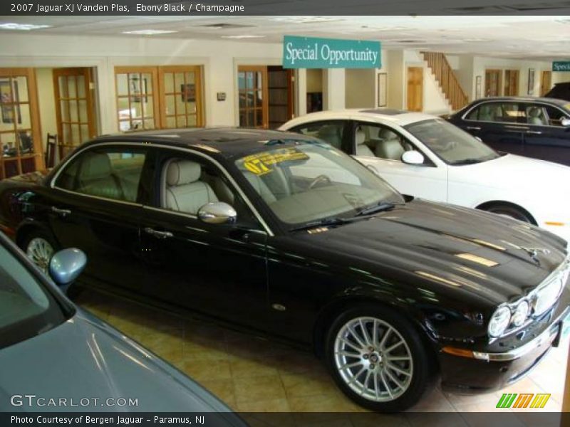 Ebony Black / Champagne 2007 Jaguar XJ Vanden Plas