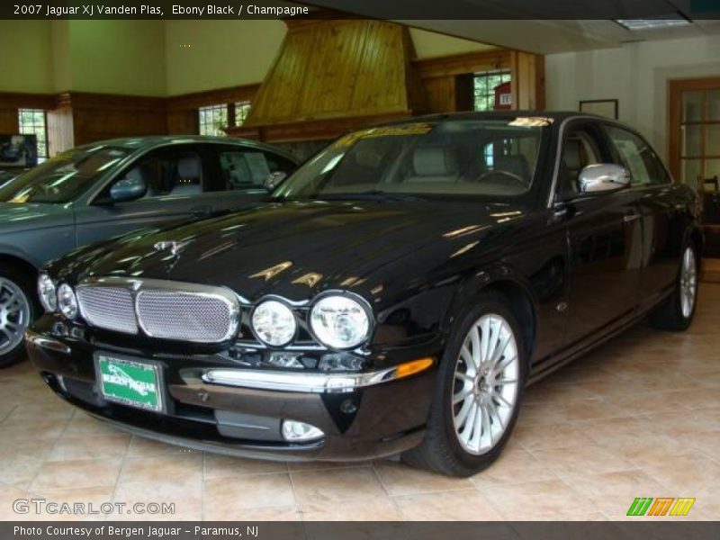 Ebony Black / Champagne 2007 Jaguar XJ Vanden Plas