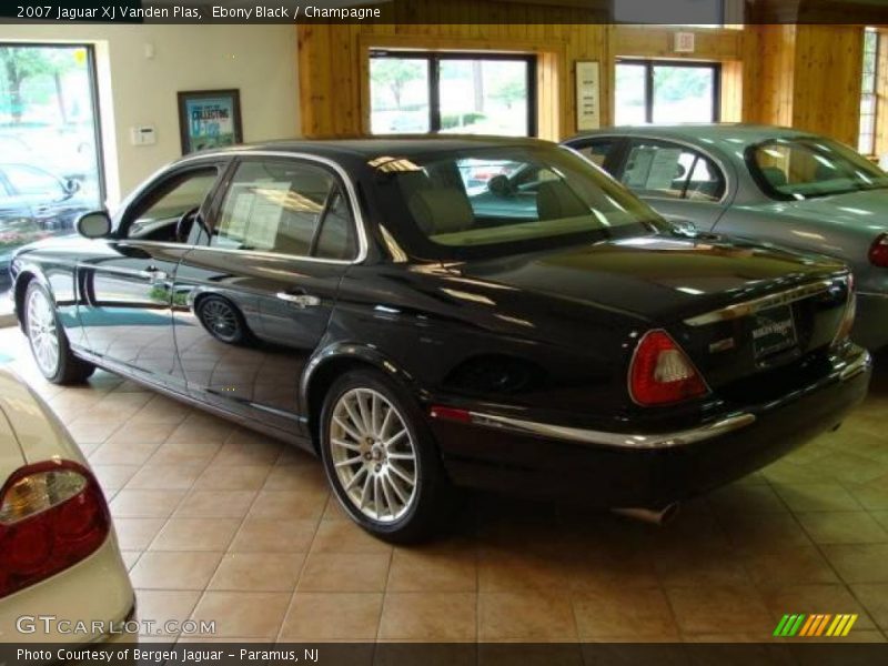 Ebony Black / Champagne 2007 Jaguar XJ Vanden Plas