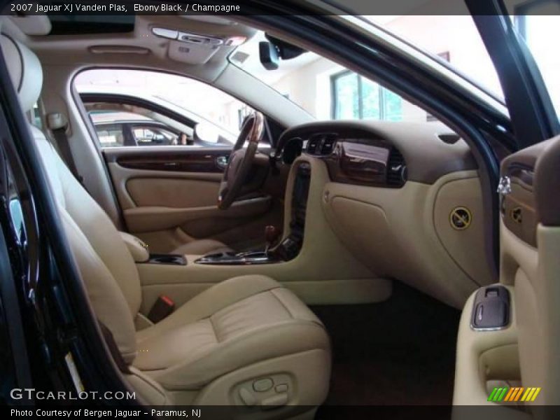 Ebony Black / Champagne 2007 Jaguar XJ Vanden Plas