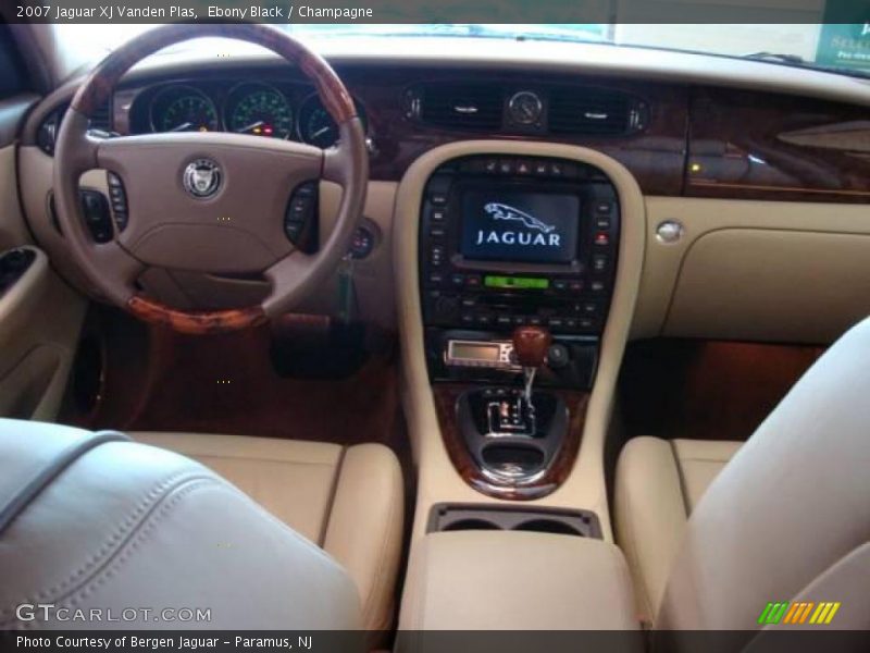 Ebony Black / Champagne 2007 Jaguar XJ Vanden Plas