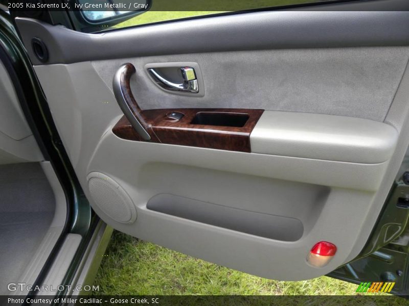 Ivy Green Metallic / Gray 2005 Kia Sorento LX