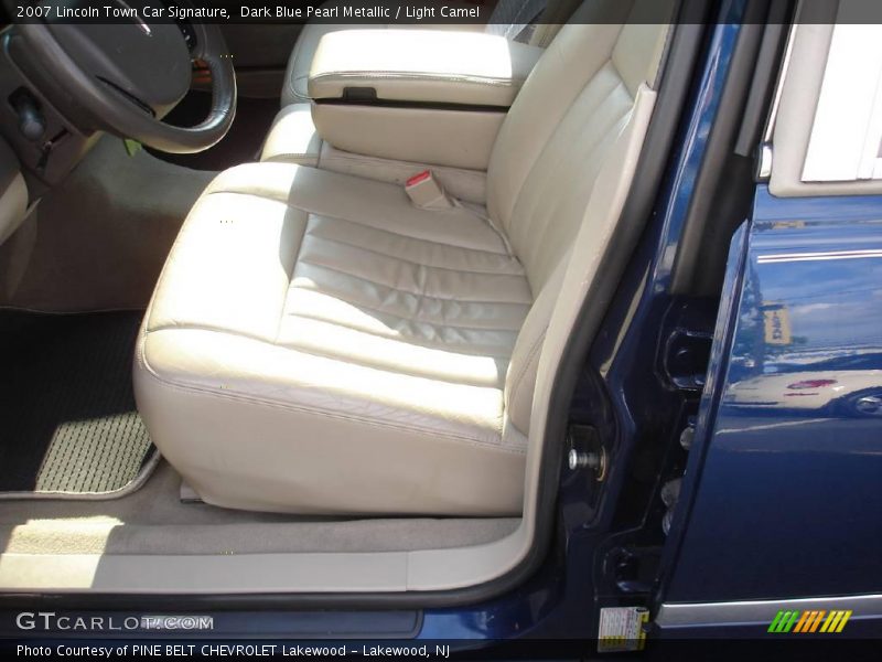 Dark Blue Pearl Metallic / Light Camel 2007 Lincoln Town Car Signature