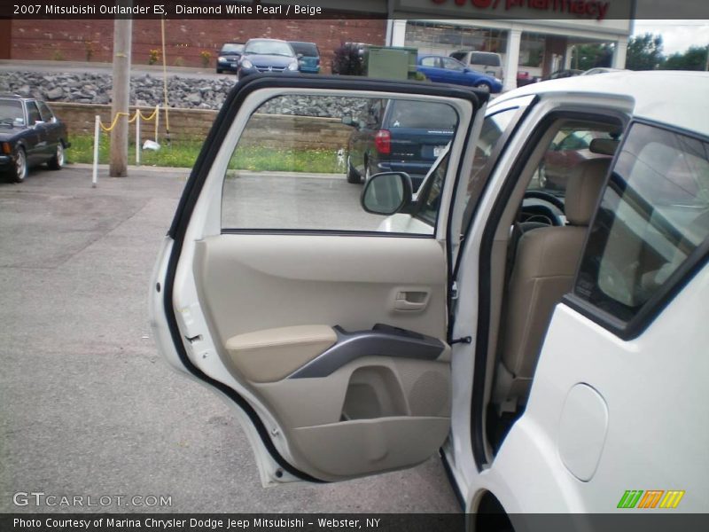 Diamond White Pearl / Beige 2007 Mitsubishi Outlander ES