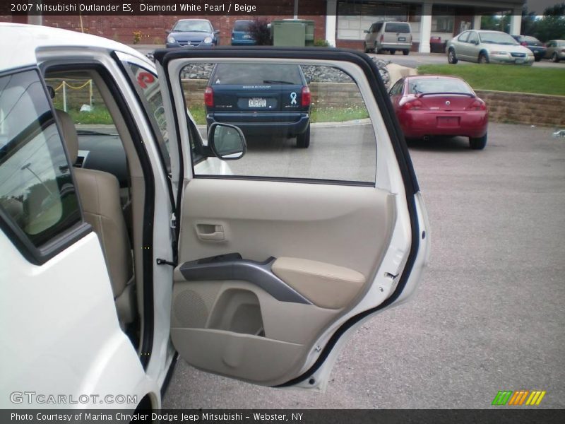 Diamond White Pearl / Beige 2007 Mitsubishi Outlander ES