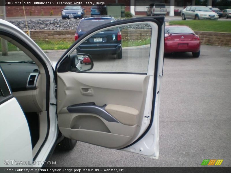 Diamond White Pearl / Beige 2007 Mitsubishi Outlander ES