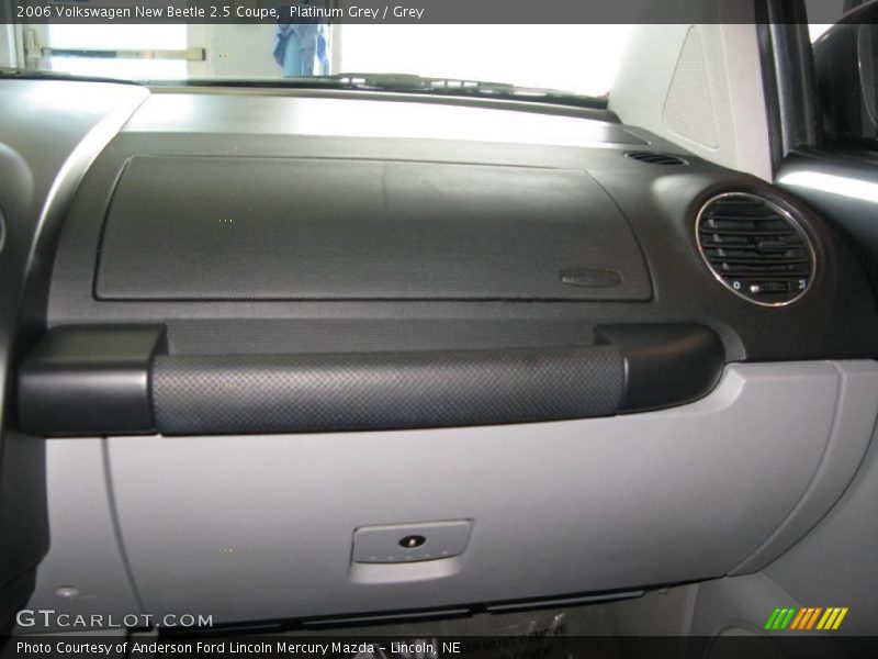 Platinum Grey / Grey 2006 Volkswagen New Beetle 2.5 Coupe