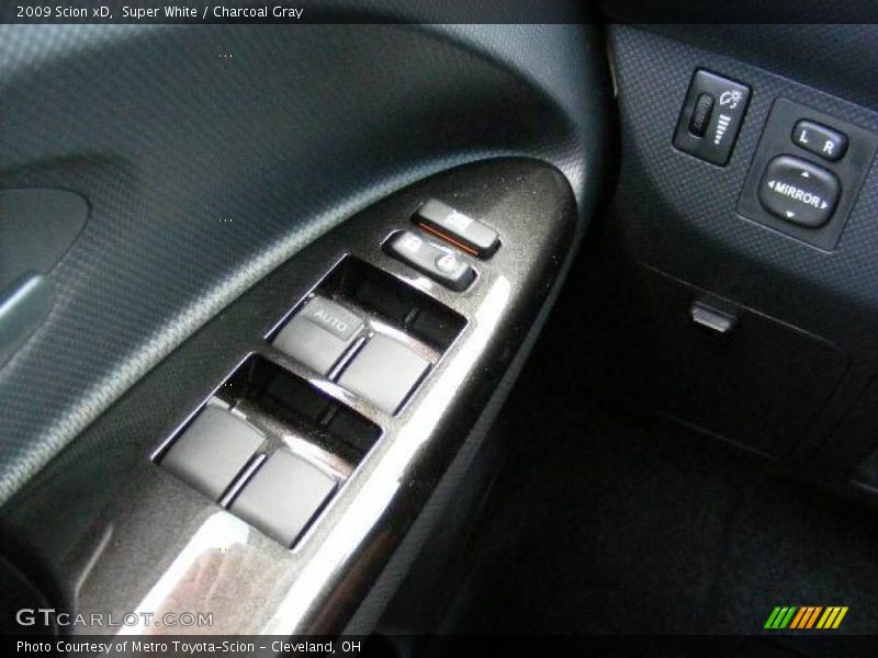 Super White / Charcoal Gray 2009 Scion xD