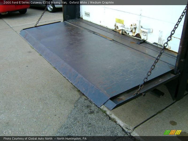 Oxford White / Medium Graphite 2000 Ford E Series Cutaway E350 Moving Van