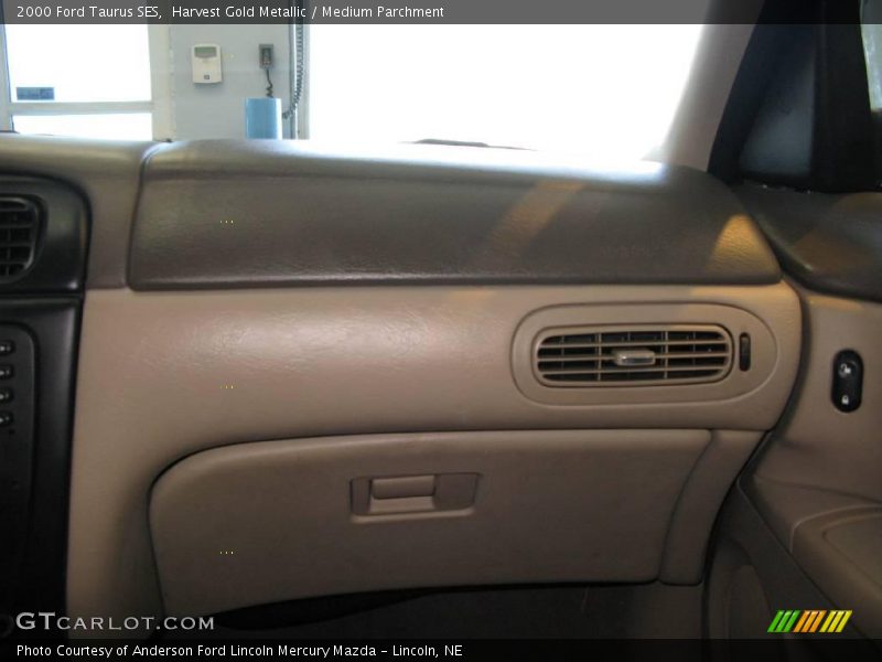 Harvest Gold Metallic / Medium Parchment 2000 Ford Taurus SES