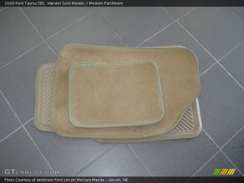 Harvest Gold Metallic / Medium Parchment 2000 Ford Taurus SES