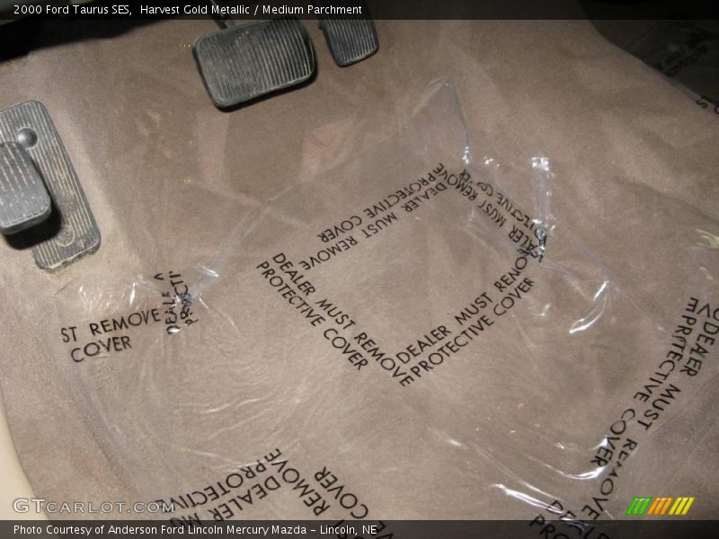 Harvest Gold Metallic / Medium Parchment 2000 Ford Taurus SES