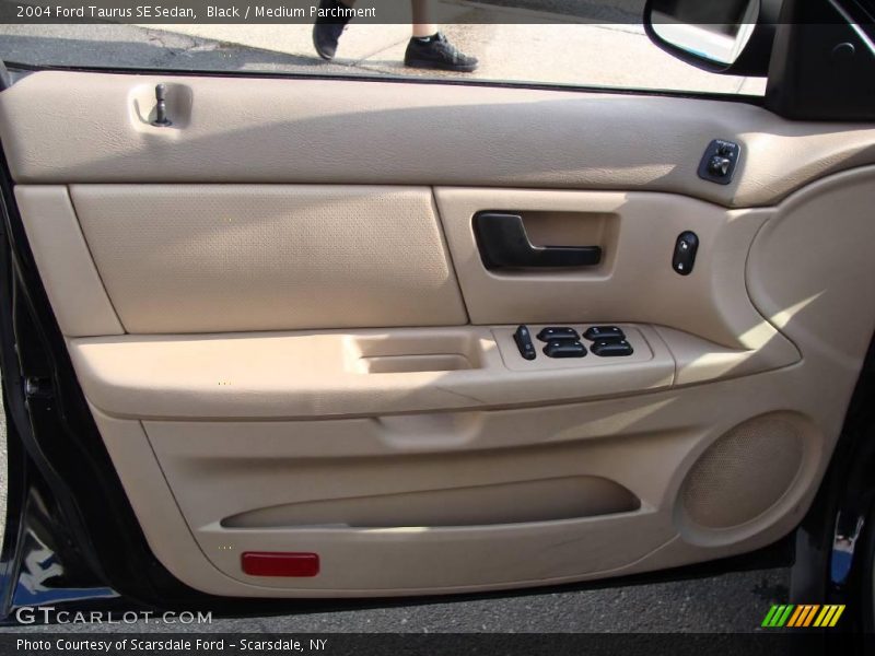 Black / Medium Parchment 2004 Ford Taurus SE Sedan