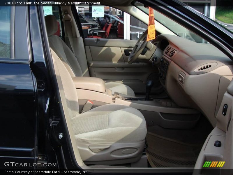 Black / Medium Parchment 2004 Ford Taurus SE Sedan