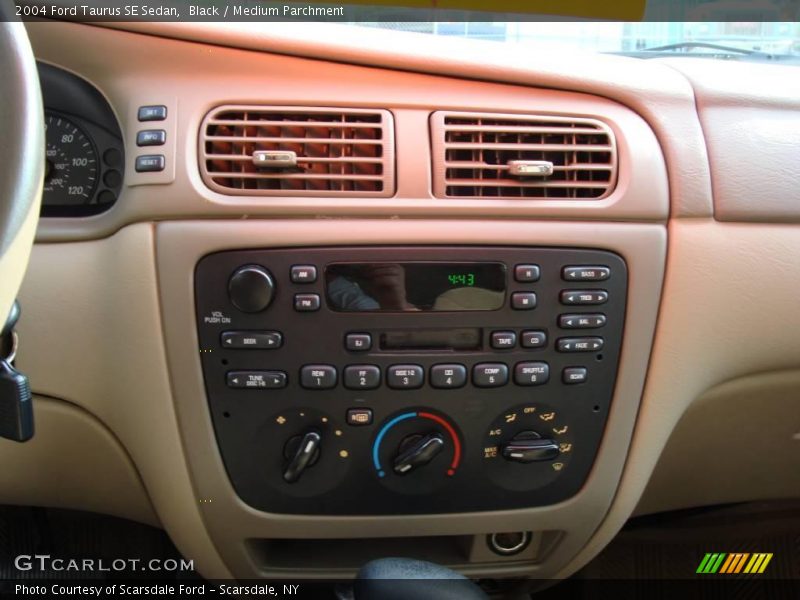 Black / Medium Parchment 2004 Ford Taurus SE Sedan
