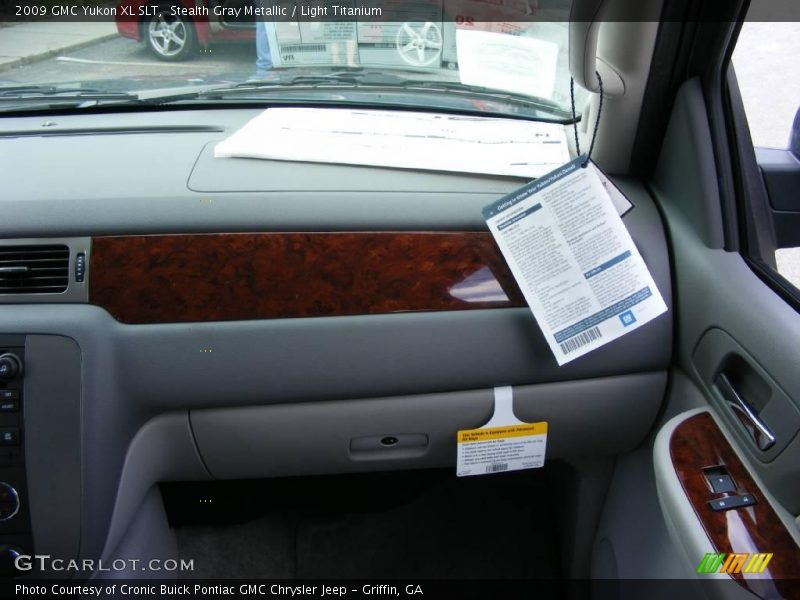 Stealth Gray Metallic / Light Titanium 2009 GMC Yukon XL SLT