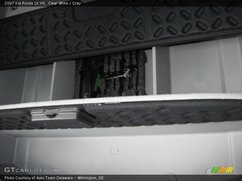 Clear White / Gray 2007 Kia Rondo LX V6