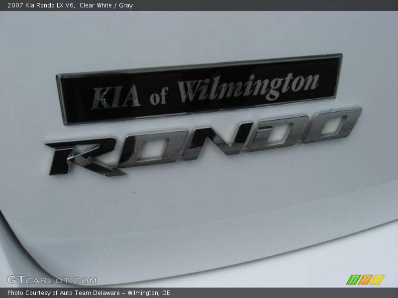 Clear White / Gray 2007 Kia Rondo LX V6