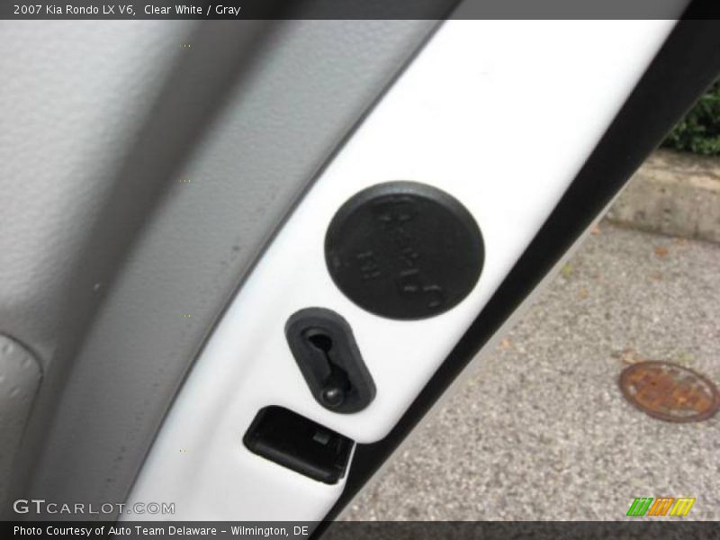 Clear White / Gray 2007 Kia Rondo LX V6