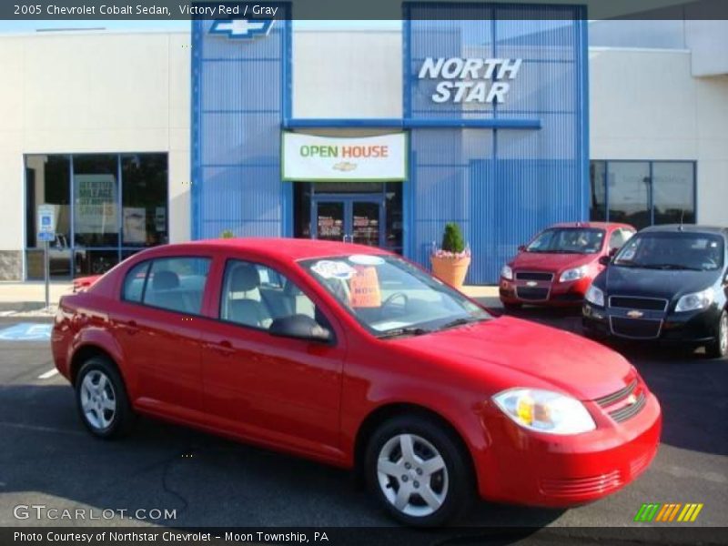 Victory Red / Gray 2005 Chevrolet Cobalt Sedan