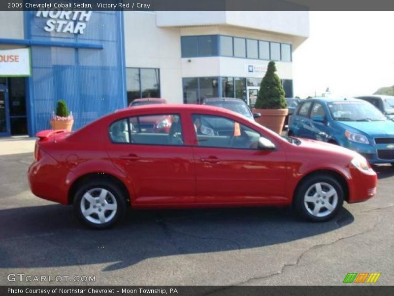 Victory Red / Gray 2005 Chevrolet Cobalt Sedan