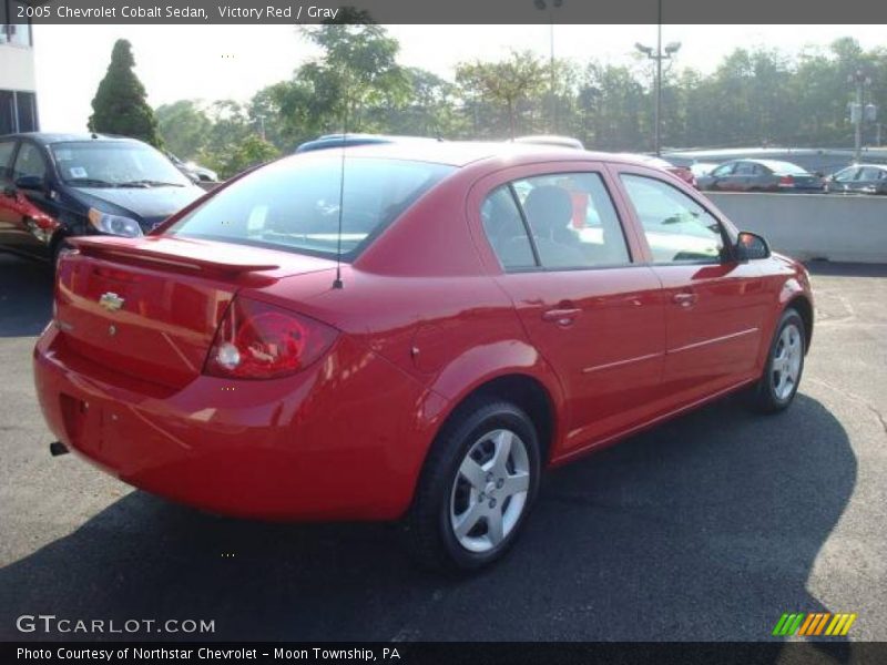 Victory Red / Gray 2005 Chevrolet Cobalt Sedan