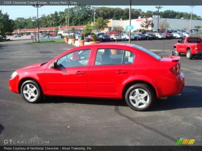 Victory Red / Gray 2005 Chevrolet Cobalt Sedan