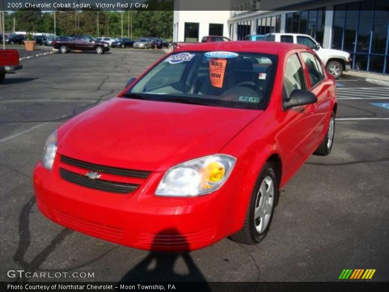 Victory Red / Gray 2005 Chevrolet Cobalt Sedan