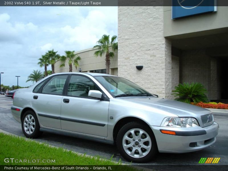 Silver Metallic / Taupe/Light Taupe 2002 Volvo S40 1.9T