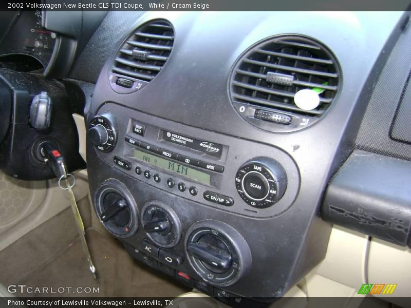 White / Cream Beige 2002 Volkswagen New Beetle GLS TDI Coupe