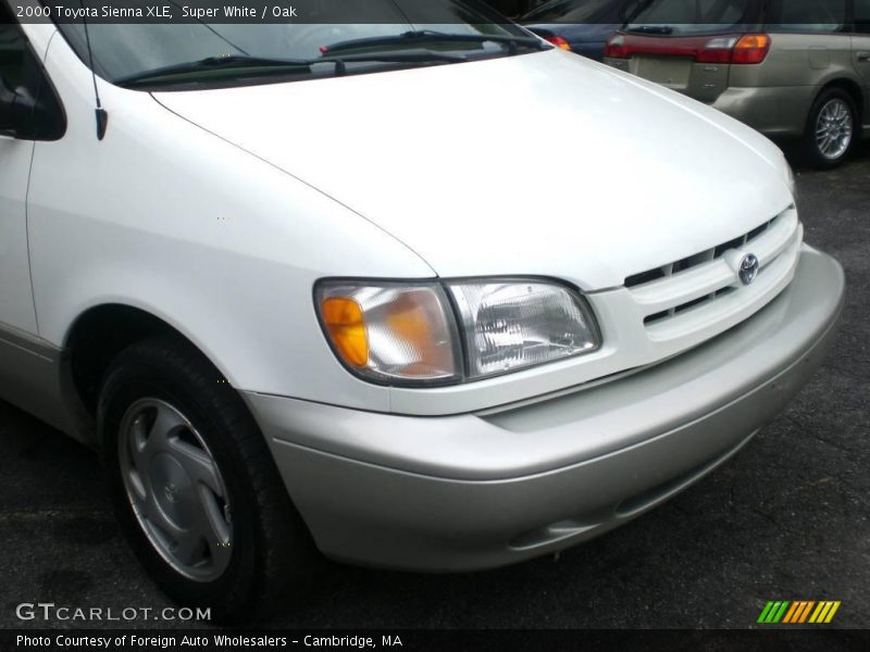 Super White / Oak 2000 Toyota Sienna XLE