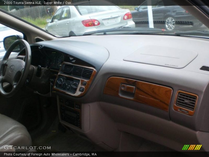 Super White / Oak 2000 Toyota Sienna XLE