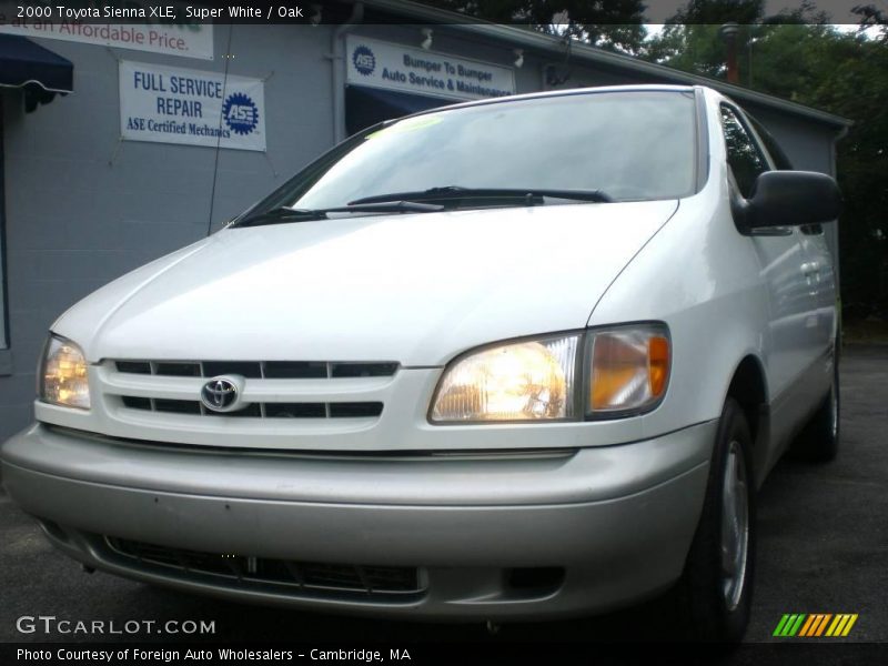 Super White / Oak 2000 Toyota Sienna XLE