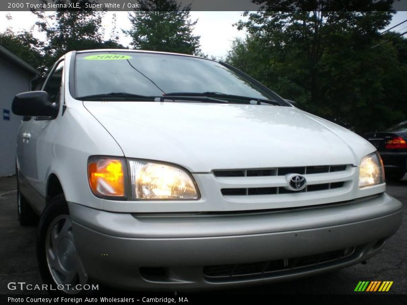 Super White / Oak 2000 Toyota Sienna XLE