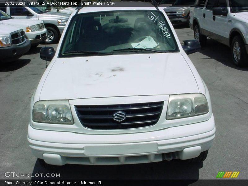 Bright White / Gray 2002 Suzuki Vitara JLS 4 Door Hard Top