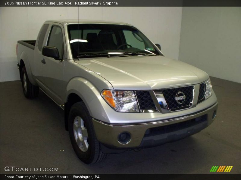 Radiant Silver / Graphite 2006 Nissan Frontier SE King Cab 4x4