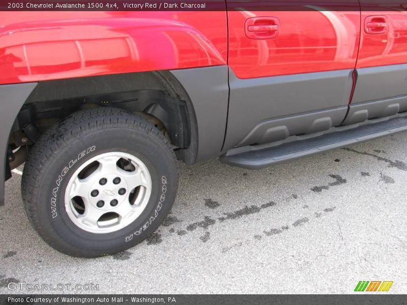 Victory Red / Dark Charcoal 2003 Chevrolet Avalanche 1500 4x4