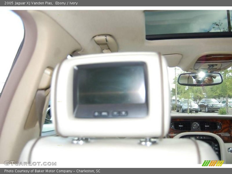 Ebony / Ivory 2005 Jaguar XJ Vanden Plas