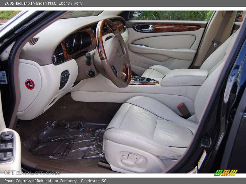Ebony / Ivory 2005 Jaguar XJ Vanden Plas