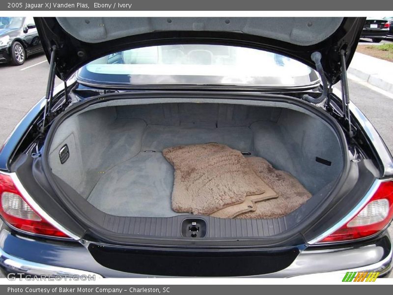 Ebony / Ivory 2005 Jaguar XJ Vanden Plas