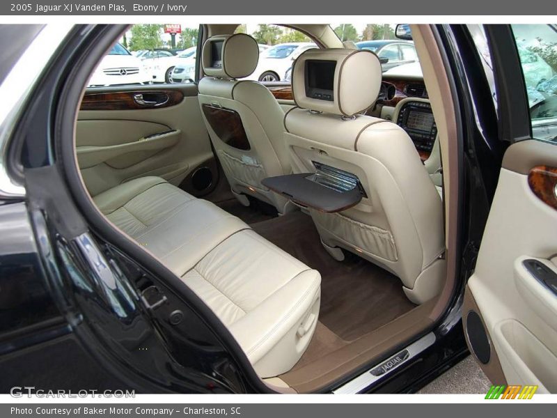 Ebony / Ivory 2005 Jaguar XJ Vanden Plas