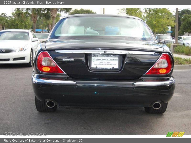 Ebony / Ivory 2005 Jaguar XJ Vanden Plas